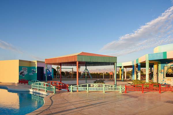 Kinderspielplatz des Sheraton Soma Bay Resorts mit bunten Gebäuden und Wasserspielanlage.