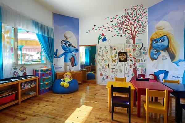 Kinderzimmer im Sheraton Soma Bay Resort mit blauen Wänden und smurf-Thema.