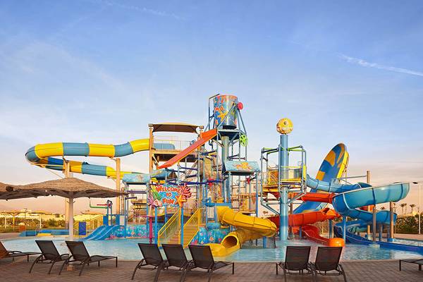 Wasserpark des Sheraton Soma Bay Resort mit bunten Rutschen und Sonnenliegen