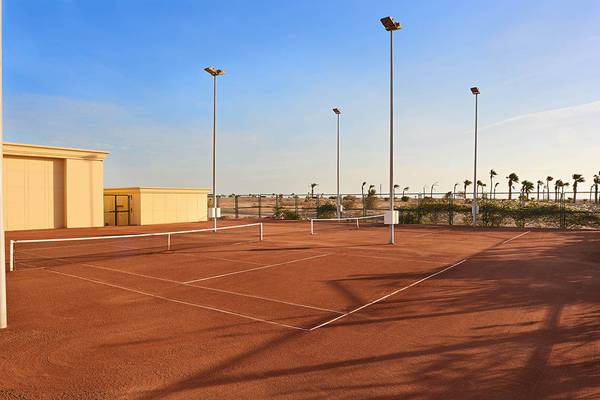 Tennisplatz im Sheraton Soma Bay Resort mit roten Boden und grüner Umzäunung