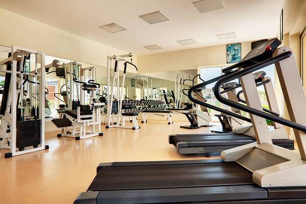Fitnessstudio im Sheraton Soma Bay Resort mit Laufband, Hanteln und Spiegeln