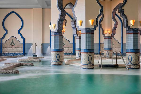 Spa-Pool im Sheraton Soma Bay Resort mit blauen Säulen und Wasserstrahlen