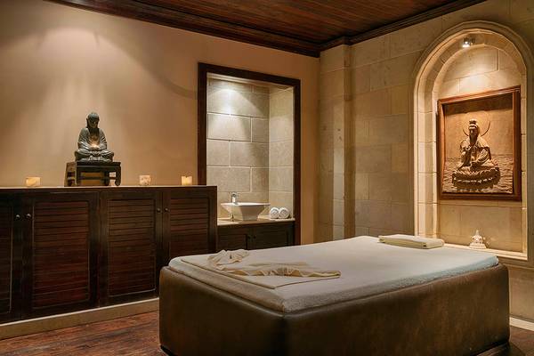 Buddha-Meditationsraum im Sheraton Soma Bay Resort mit Statue, Waschbecken und Deko-Elementen.