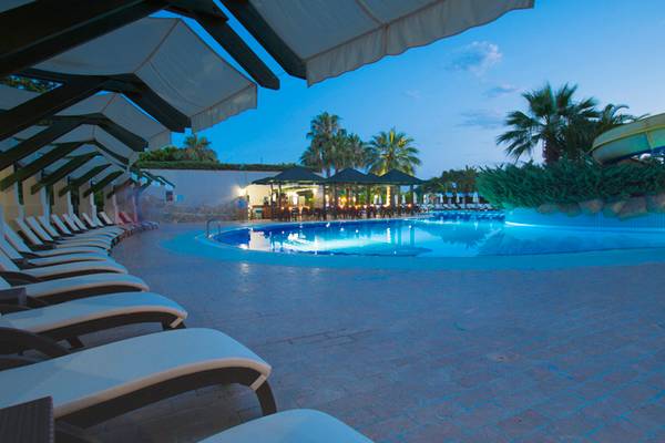 Poolbereich des Washington Resort Hotel & SPA mit Sonnenliegen und Wasserrutsche