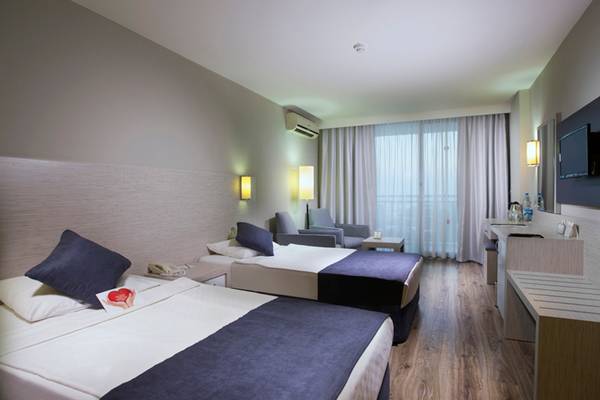 Innenansicht eines Doppelzimmers im Washington Resort Hotel & SPA mit zwei Betten, Kissen, Telefon und Fernseher.