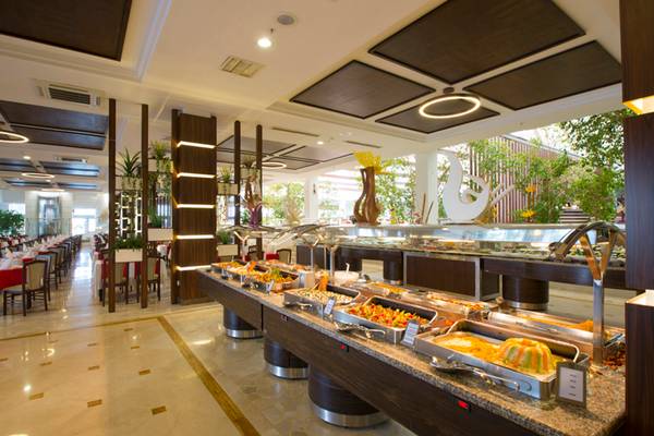 Buffet im Restaurant des Washington Resort Hotel & SPA mit vielen Speisen.