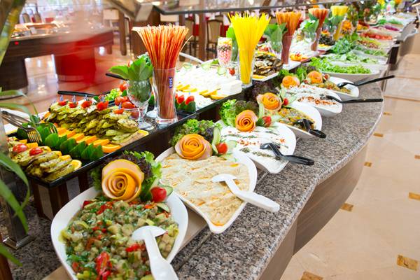 Buffet-Tisch im Washington Resort Hotel & SPA mit verschiedenen Salaten und Gerichten.
