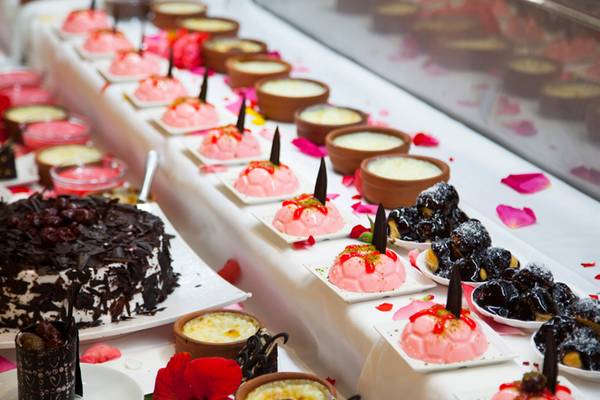 Dessertbuffet im Washington Resort Hotel & SPA mit verschiedenen Kuchen, Eis und Desserts.