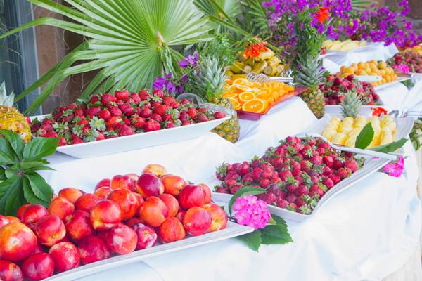 Früchte-Buffet im Washington Resort Hotel & SPA mit roten Erdbeeren, Äpfeln und Pfirsichen.