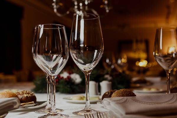 Ein Tisch im Washington Resort Hotel & SPA mit gefüllten Gläsern und Brot.