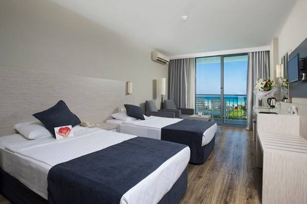 Doppelzimmer im Washington Resort Hotel & SPA mit zwei Betten, einem Balkon und Meerblick.