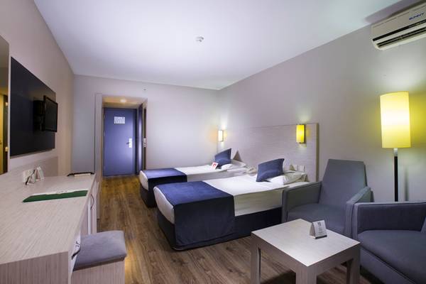 Doppelzimmer im Washington Resort Hotel & SPA mit zwei Betten, Schreibtisch, Fernseher und Klimaanlage