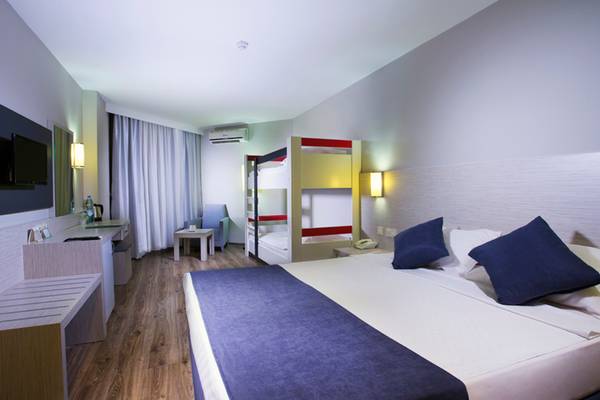 Schlafzimmer im Washington Resort Hotel & SPA mit Doppelbett und Etagenbett