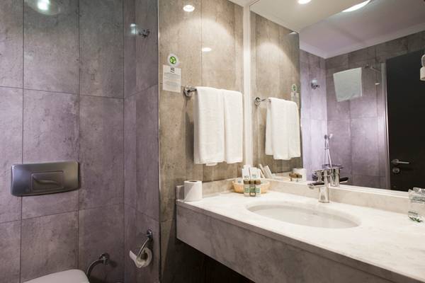 Badezimmer des Washington Resort Hotel & SPA mit grauen Wänden, Marmor-Waschtisch und Toilette.