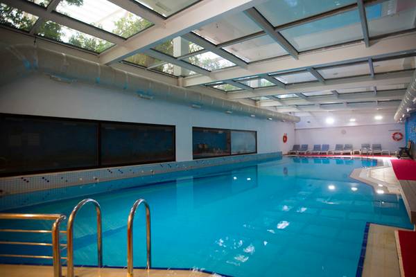 Innenpool des Washington Resort Hotel mit blauen Kacheln und Glasdach