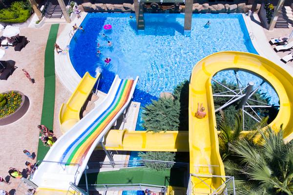 Luftaufnahme des Swimmingpools und der Wasserrutschen im Washington Resort Hotel & SPA