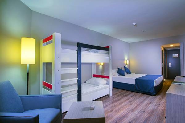 Schlafzimmer im Washington Resort Hotel & SPA mit zwei Etagenbetten und einem Doppelbett