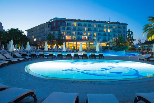 Poolbereich des Washington Resort Hotel & SPA mit Lounge-Liegestühlen und einem großen Swimmingpool.
