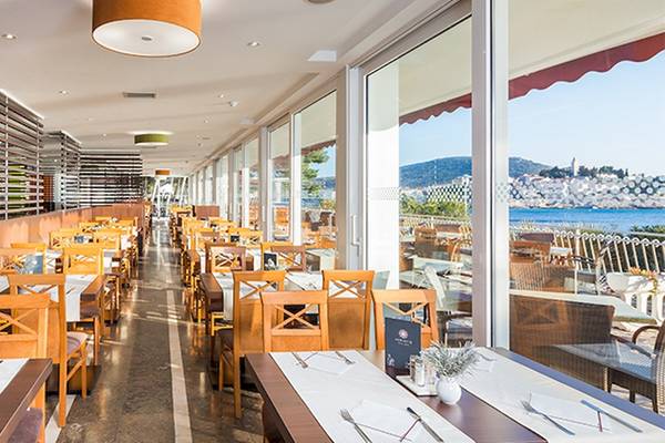 Innenansicht des Restaurants im Zora Hotel mit Blick auf den Ozean