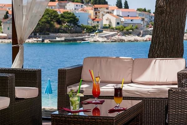 Aussicht auf die Lounge mit Getränken und Meerblick im Zora Hotel.