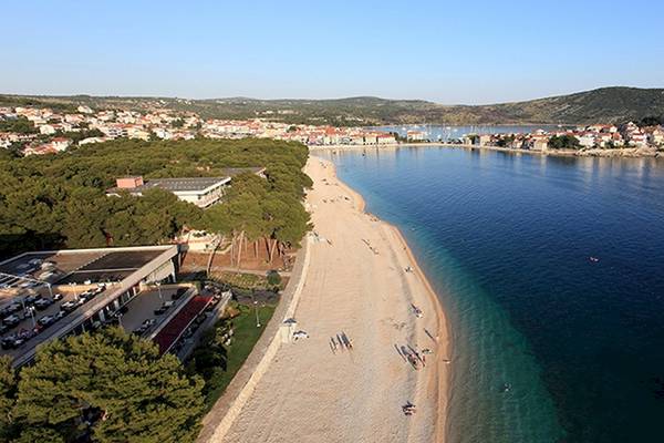 Luftaufnahme des Zora Hotels mit Blick auf eine Strandpromenade und das Meer.