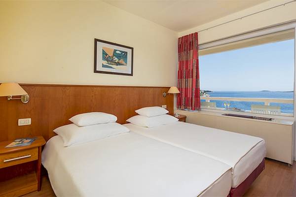 Doppelzimmer im Zora Hotel mit Blick auf das Meer von einer Terrasse aus.