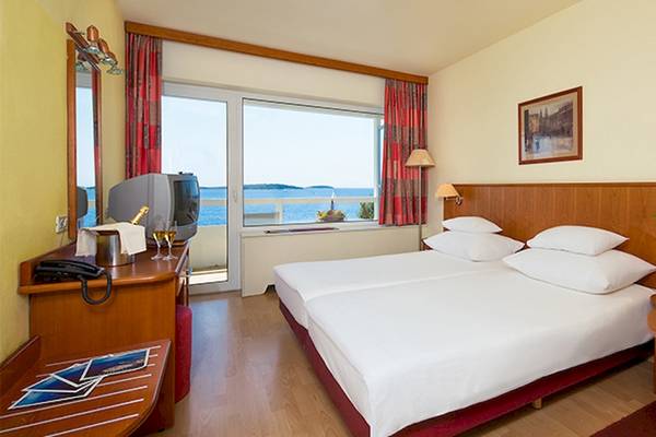 Doppelzimmer im Zora Hotel mit Blick auf das Meer und Balkon.