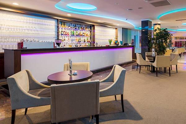 Innenansicht der Bar im Zora Hotel mit Sitzgelegenheiten und Theke.