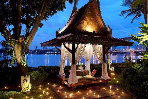 Anantara Riverside Bangkok Resort Pavillon mit Kerzen und Blick auf den Fluss