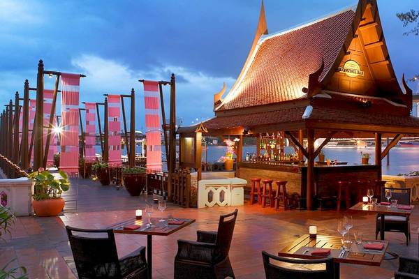 Außenbereich des Anantara Riverside Bangkok Resorts mit Blick auf den Fluss.