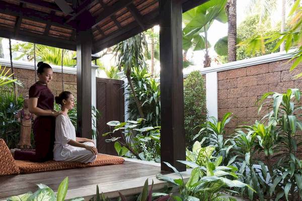 Massage im Garten des Anantara Riverside Bangkok Resort