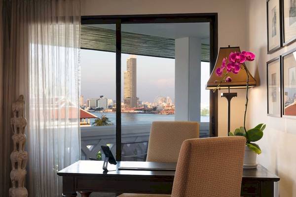 Blick aus dem Zimmer des Anantara Riverside Bangkok Resort auf die Stadt