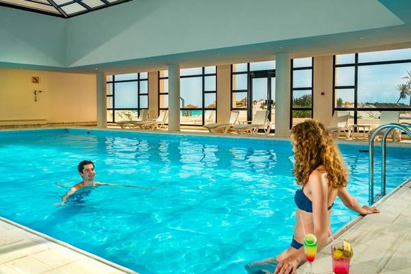Ein Schwimmbad mit Gästen im Ulysse Djerba Thalasso & Spa Hotel.