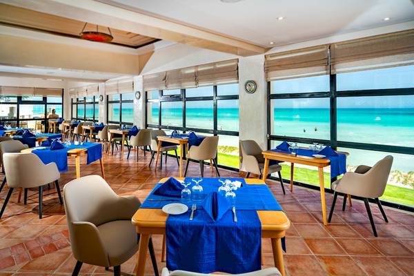 Innenansicht des Restaurants im Ulysse Djerba Thalasso & Spa mit Blick auf das Meer.