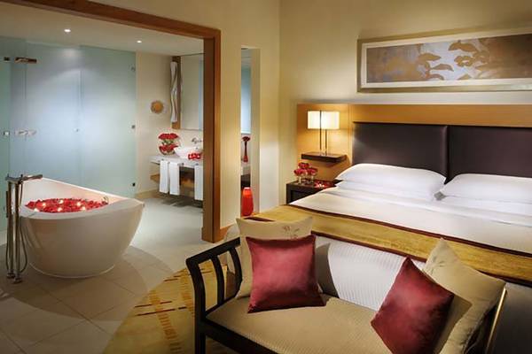 Luxus Schlafzimmer im Mövenpick Hotel Jumeirah Beach mit Badewanne und Dekor