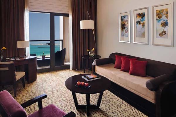 Innenansicht eines Gästezimmers im Mövenpick Hotel Jumeirah Beach mit Blick auf das Meer.