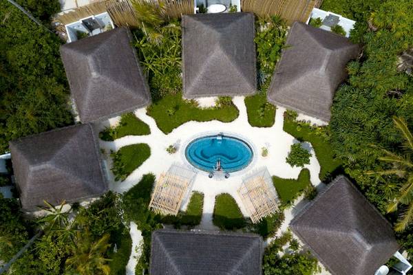 Luftaufnahme des Fushifaru Maldives Hotels mit Swimmingpool und Bungalows
