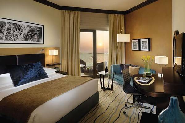 Suite-Zimmer im Mövenpick Hotel Jumeirah Beach mit Blick auf das Meer.