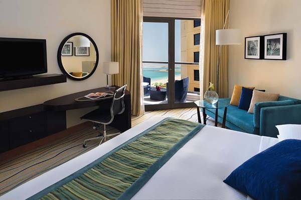 Zimmer im Mövenpick Hotel Jumeirah Beach mit Blick auf den Strand.