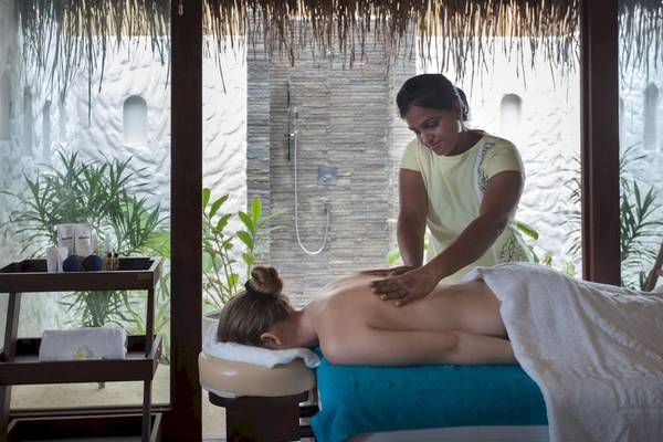 Frau erhält Massage im Fushifaru Maldives Hotel