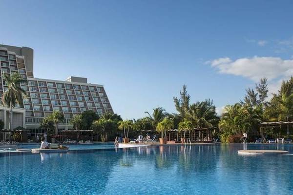 Außenpool des Blau Varadero Hotels mit Blick auf das Hauptgebäude und Palmen