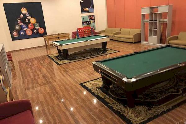 Spielzimmer im Blau Varadero Hotel mit zwei Billardtischen, Sofas und anderen Möbeln.