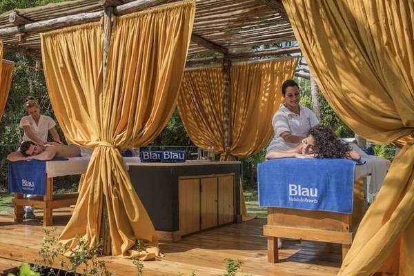 Massagebereich im Freien unter einem Baldachin im Blau Varadero Hotel