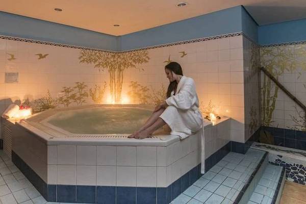 Frau in einem japanischen Badefass im Blau Varadero Hotel