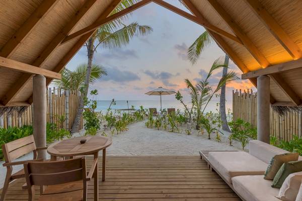 Terrasse im Fushifaru Maldives Hotel mit Blick auf den Strand und die Palmen