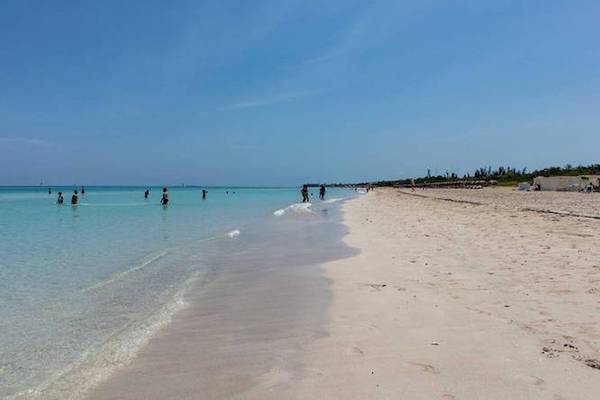 Strand von Blau Varadero mit kristallklarem Wasser und einigen Badegästen