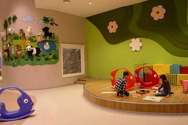 Kinderspielbereich im Sueno Hotels Deluxe Belek mit bunten Wandmalereien und Spielzeug.
