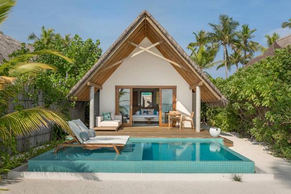 Bungalow des Fushifaru Maldives mit privatem Pool und Sonnenliegen vor dem Gebäude