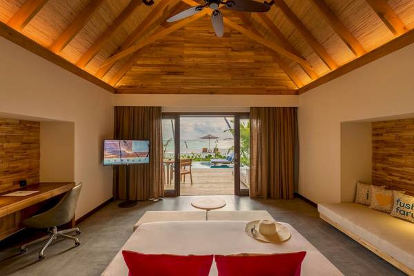 Innenansicht der Suite im Fushifaru Maldives mit Blick auf den Ozean und Terrasse.