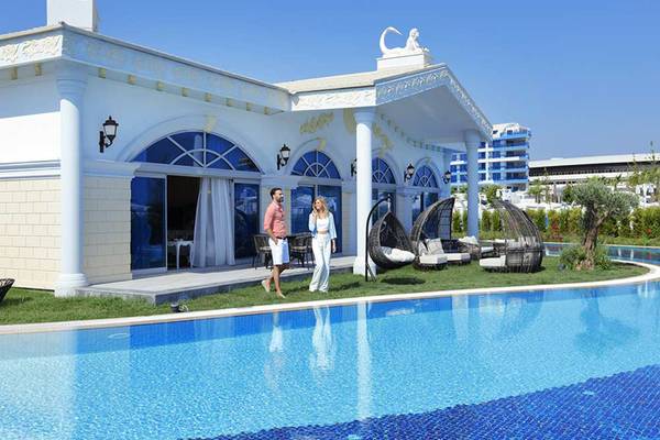 Paar vor dem Sueno Hotels Deluxe Belek am Pool